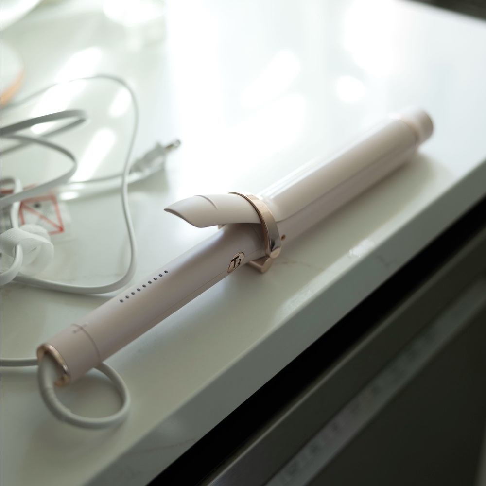 T3 1.5” Curling Iron in Rose Gold - Picture 4 of 5